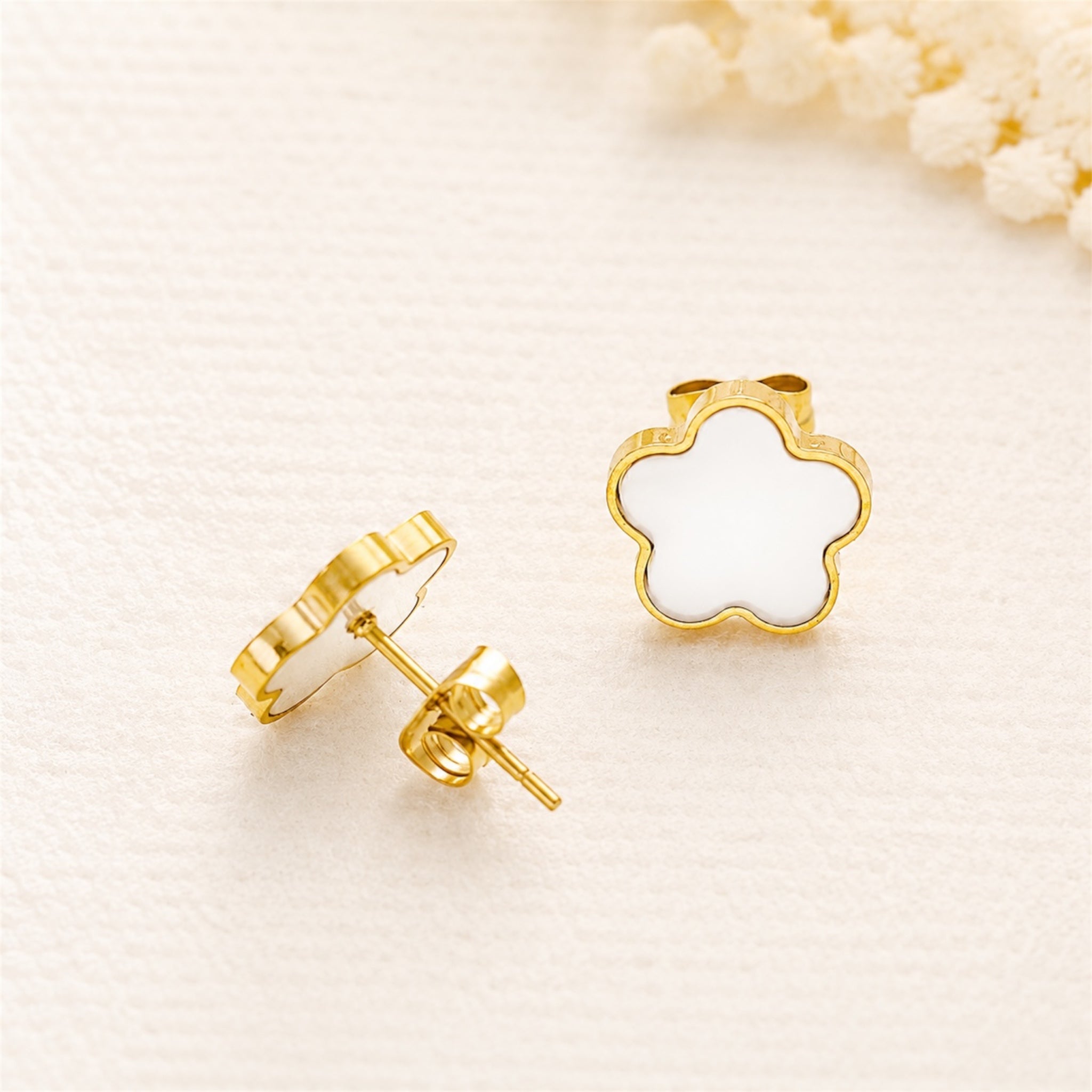 Lucky Bloom Ohrstecker (weiß) 14K Vergoldet